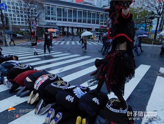 �ձ������⣬һȺ���Ӵ���Ϲ�������Ӳ�