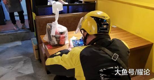 王者荣耀: 外卖小哥打王者荣耀, 自称从不挂