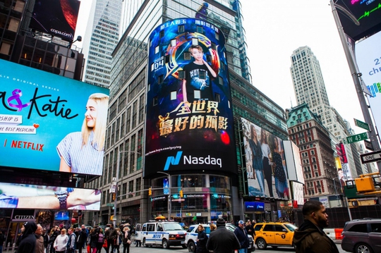 这也太有牌面了吧,粉丝包下纽约时代广场整