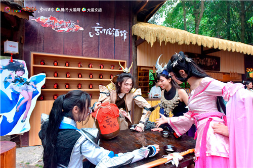 《新剑侠情缘手游》coser在第二节赶古节现场玩起了猜拳