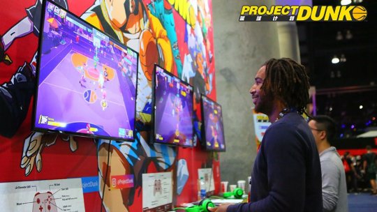 在E3现场,玩家正在试玩《篮球计划》