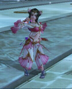 姿势扭得真好,广场舞跳多了吧