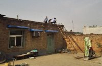 在一死者家中,警方在勘察现场。